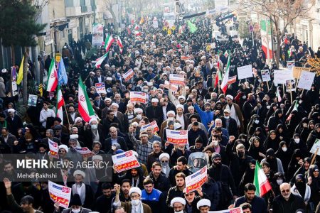 مردم قم در سالروز قیام خونین 15خرداد راهپیمایی می کنند