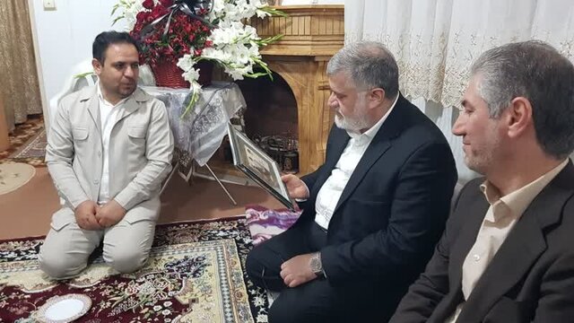 استاندار تهران ضمن دیدار با خانواده یک شهید از دو مرکز نگهداری دختران بی سرپرست بازدید کرد