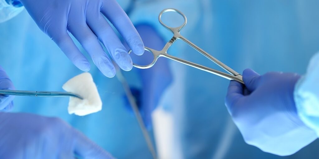 نقش استیل در محیط‌های درمانی