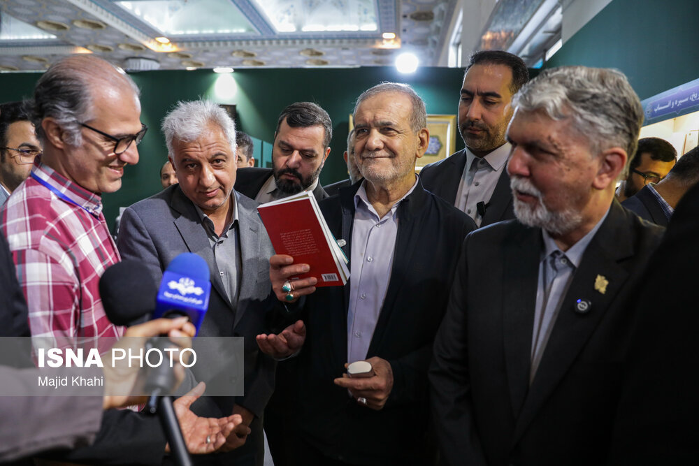 بازدید رئیس‌جمهور از نمایشگاه بین‌المللی کتاب تهران