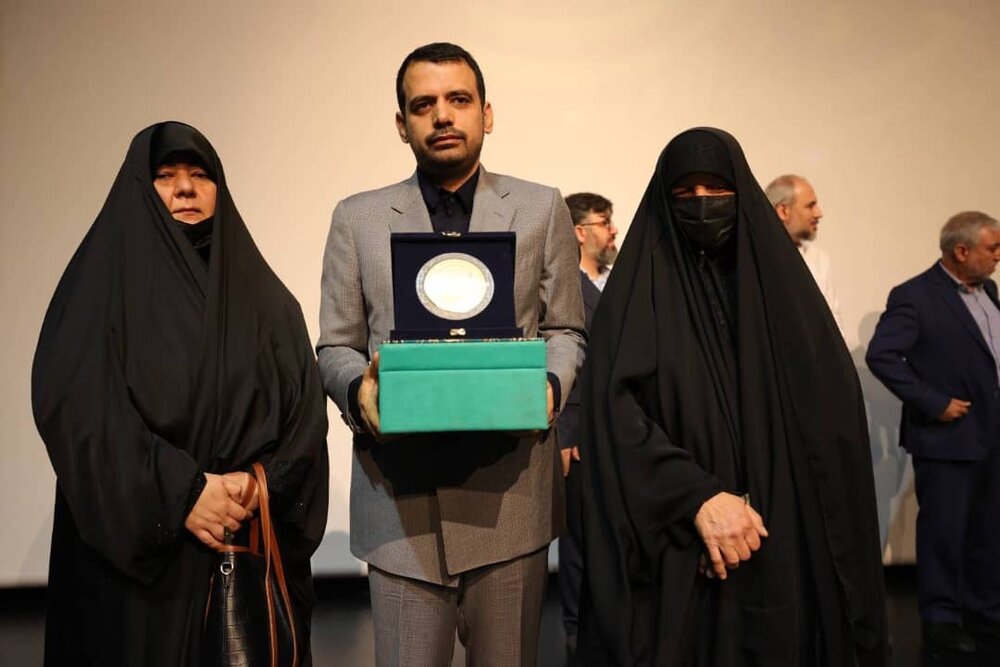 تجلیل از خانواده علی هاشمی و چند نکته از محسن رضایی به بهانه اکران «اسفند»